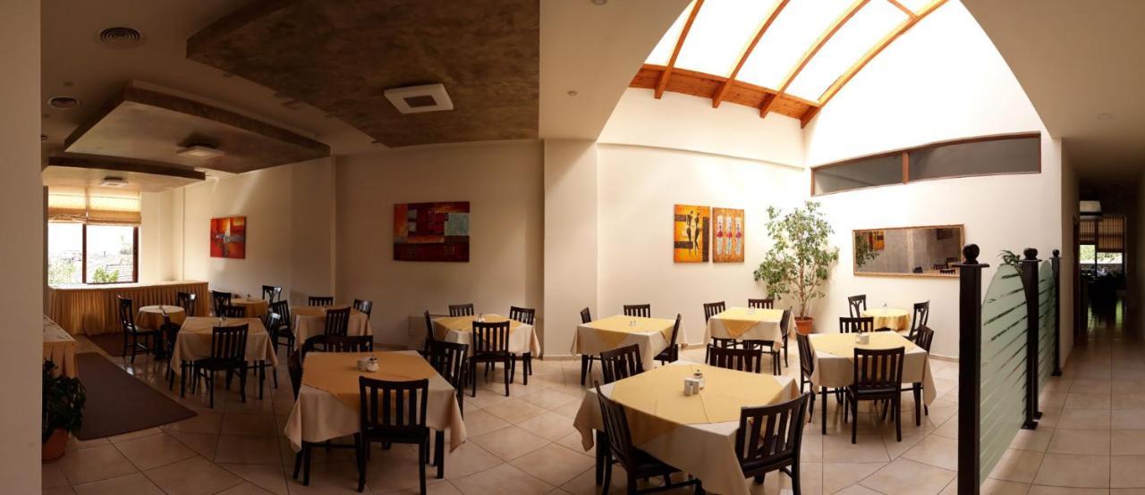 Ahilion Hotel كالافريتا المظهر الخارجي الصورة